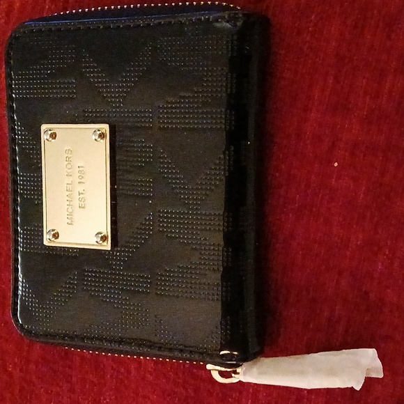 MK SHINY PATENT LEATHER WALLET - Picture 1 of 9
